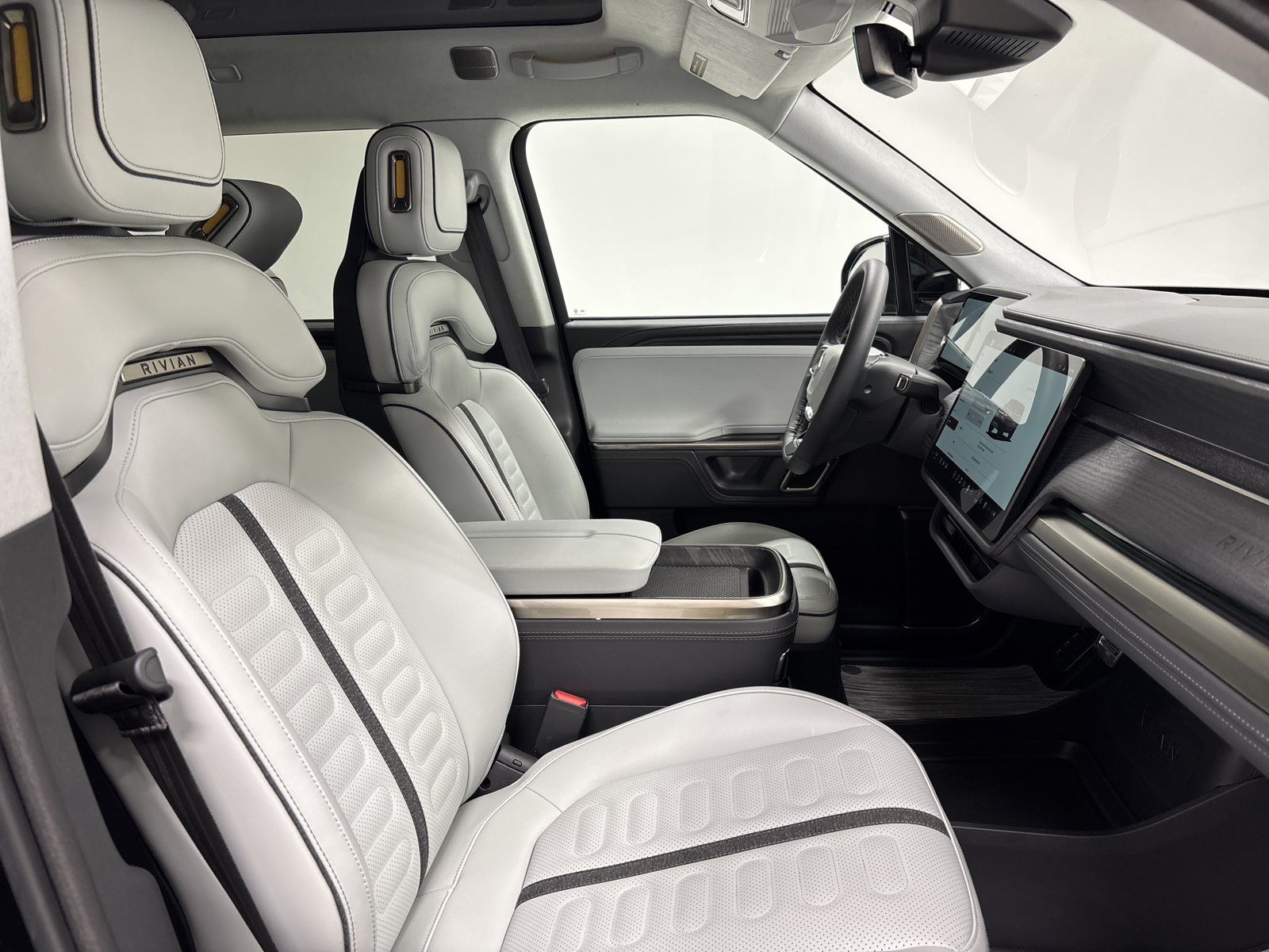 Used 2024 Rivian R1S Adventure AWD/4WD image 24