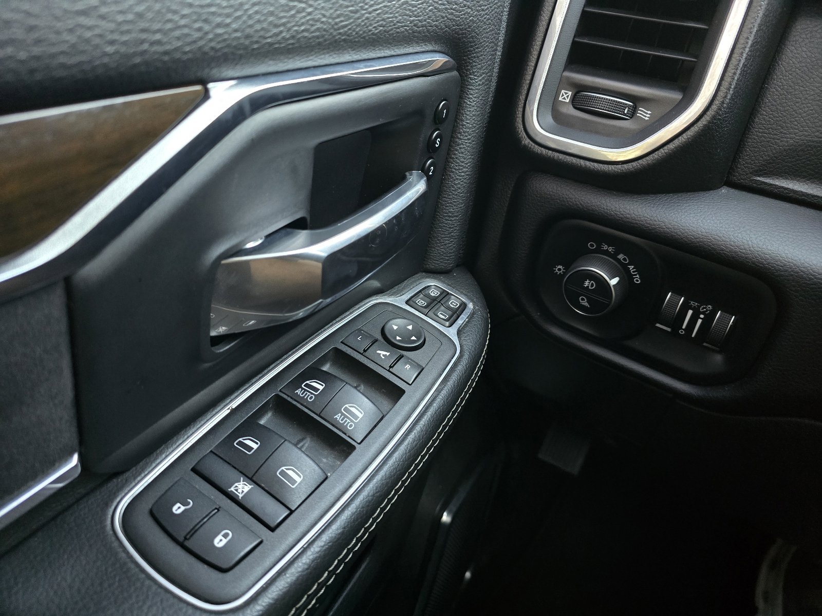 Used 2024 RAM 2500 Laramie w/ Safety Group AWD/4WD image 24