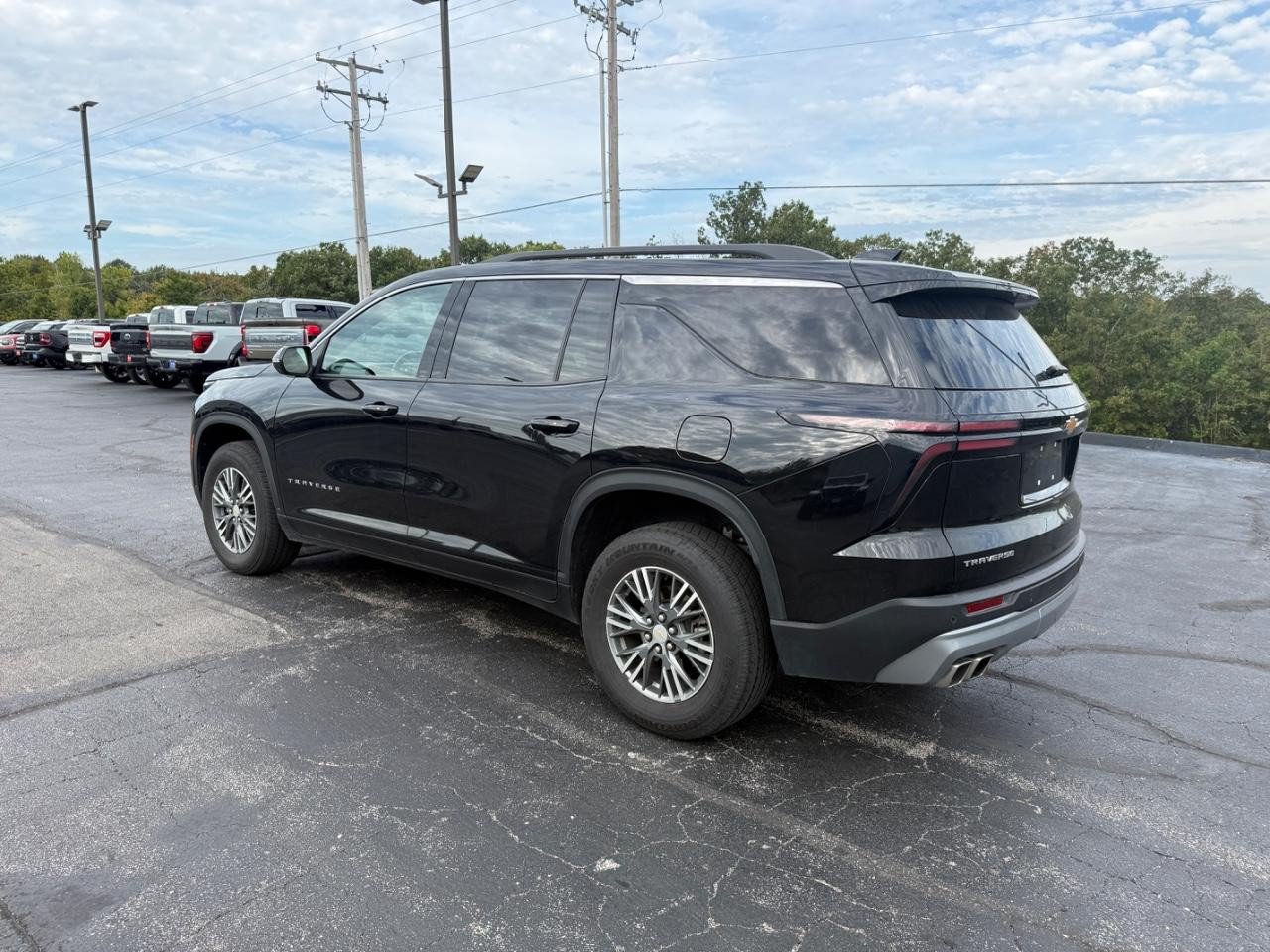 Used 2025 Chevrolet Traverse LT FWD image 7