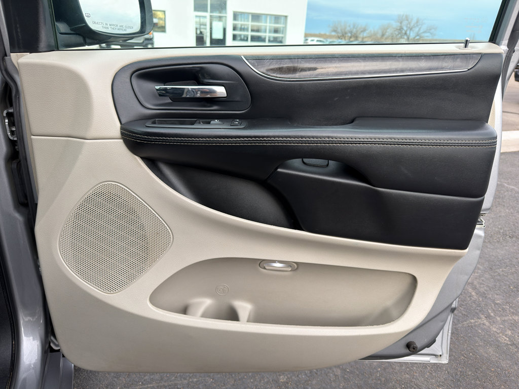 Used 2014 Chrysler Town & Country Touring image 23