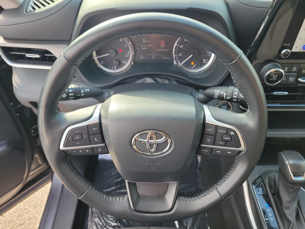 Used 2023 Toyota Highlander LE FWD image 25