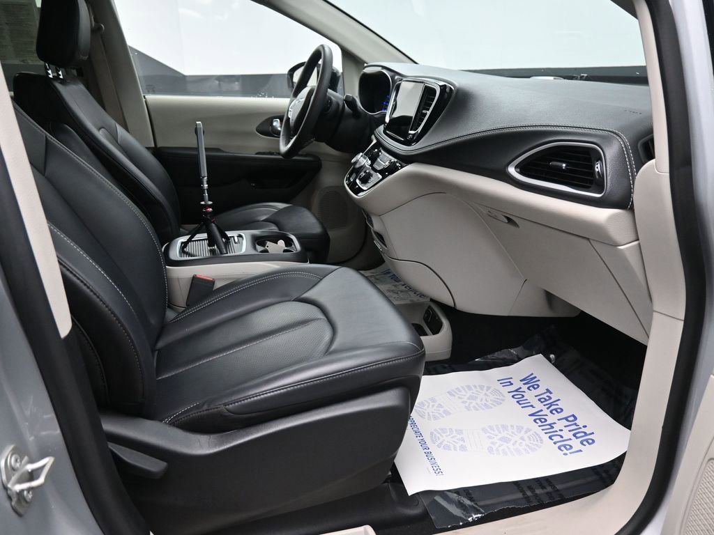 Used 2024 Chrysler Pacifica Select image 20