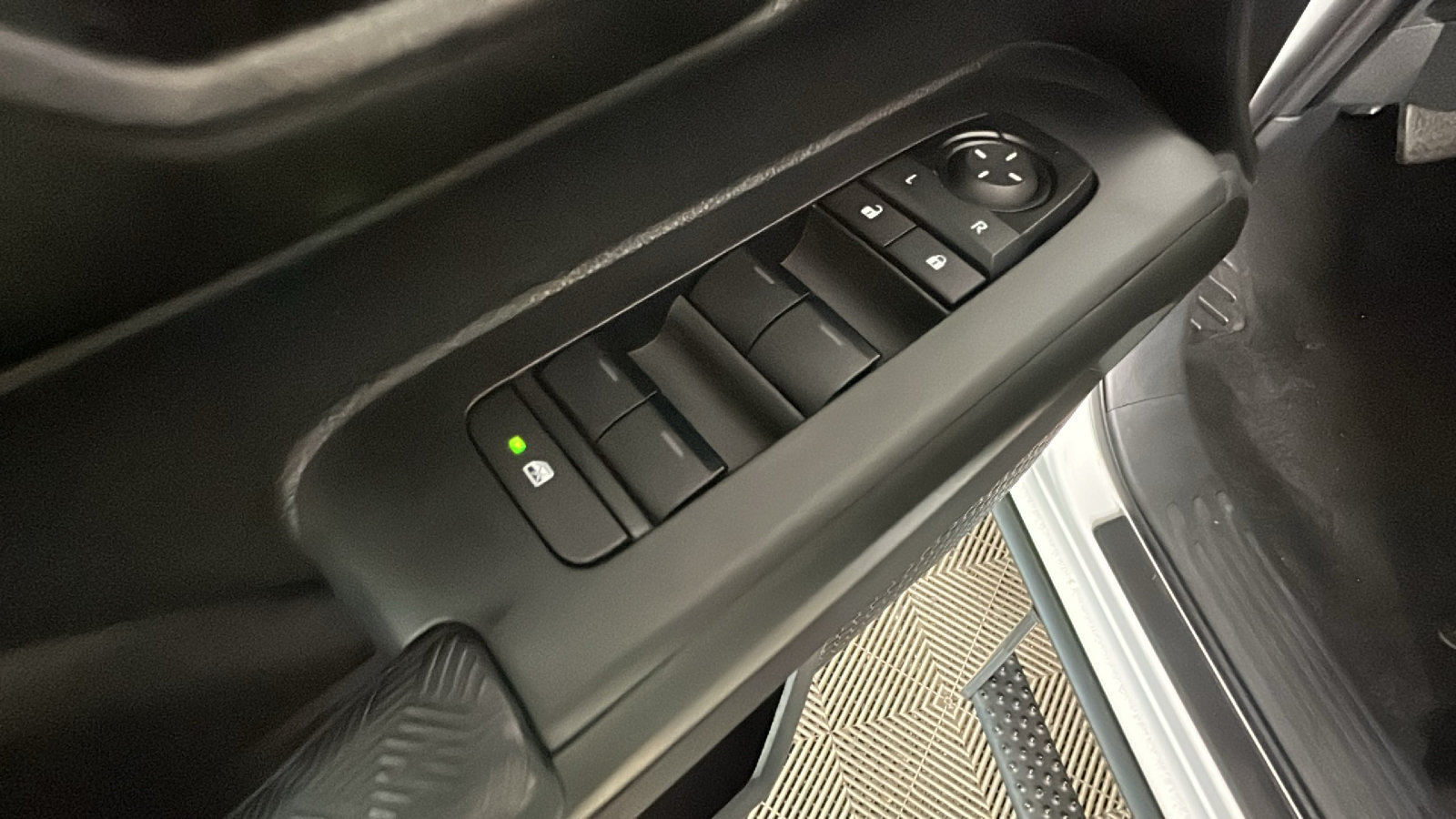 Used 2024 Toyota Tacoma SR AWD/4WD image 13