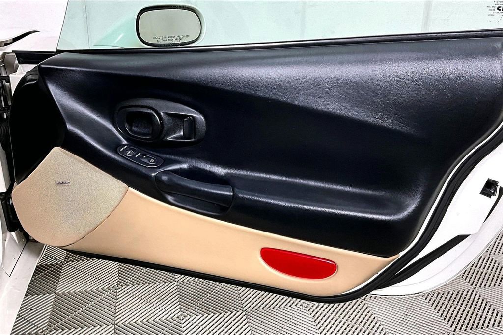 Used 2002 Chevrolet Corvette Coupe w/ Preferred Equipment Group2 image 17