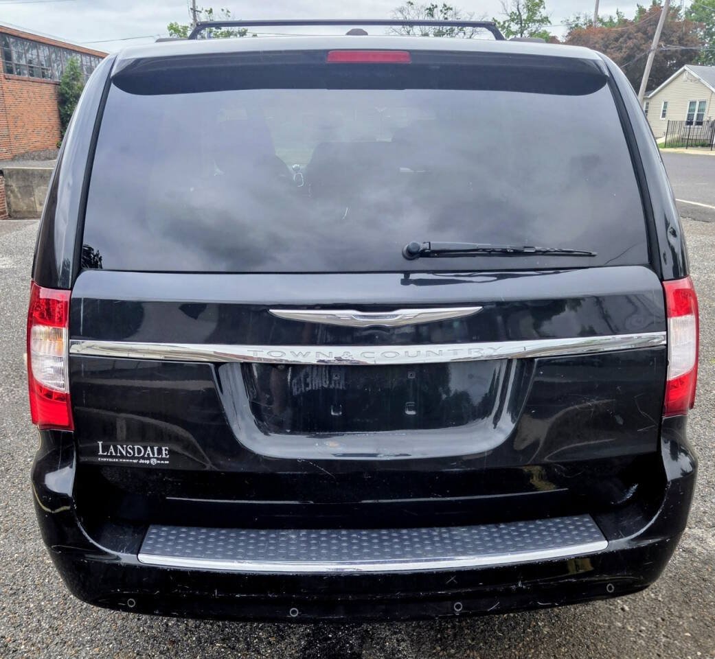 Used 2016 Chrysler Town & Country Touring-L FWD image 7
