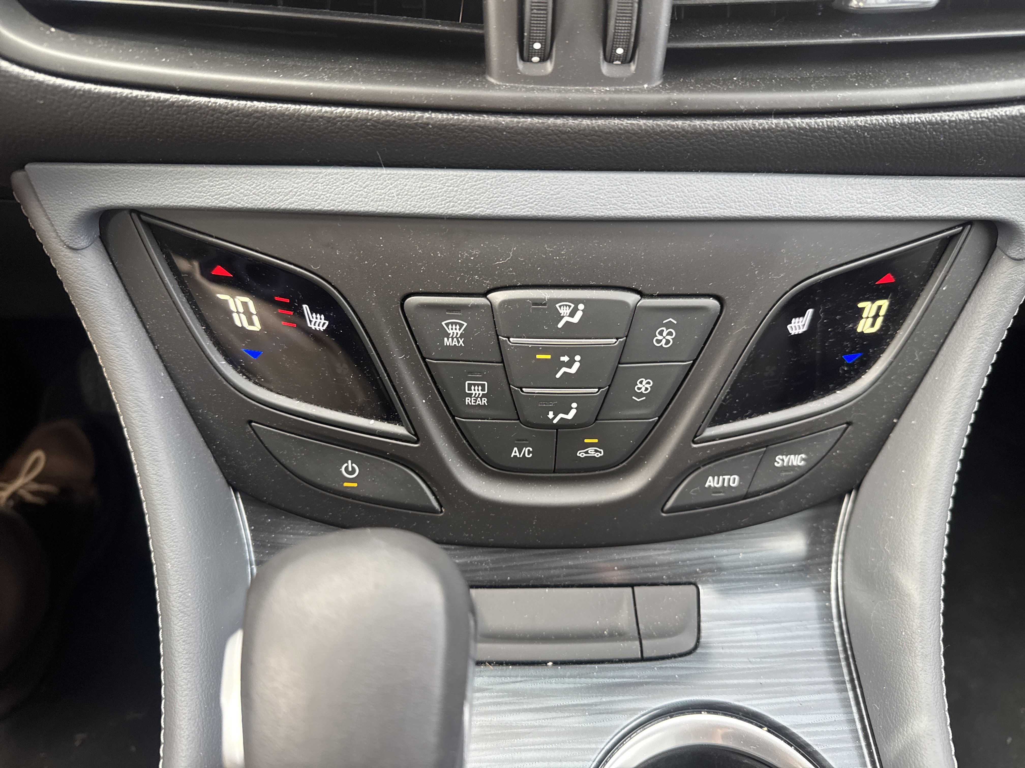 Used 2020 Buick Envision Essence image 25
