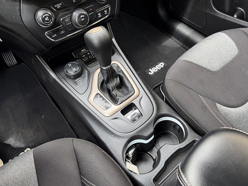 Used 2014 Jeep Cherokee Latitude AWD/4WD image 15