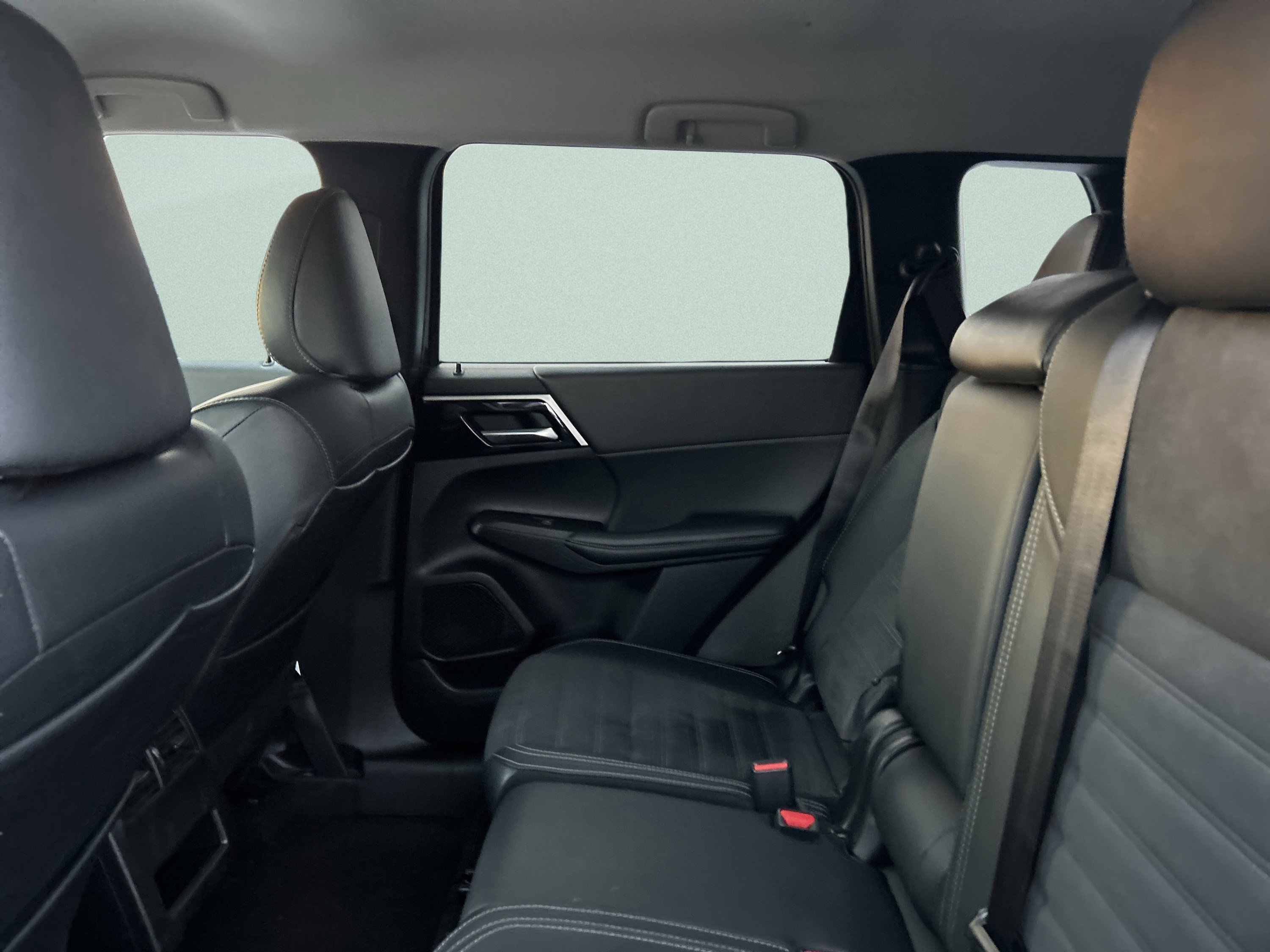 Used 2024 Mitsubishi Outlander SE image 21