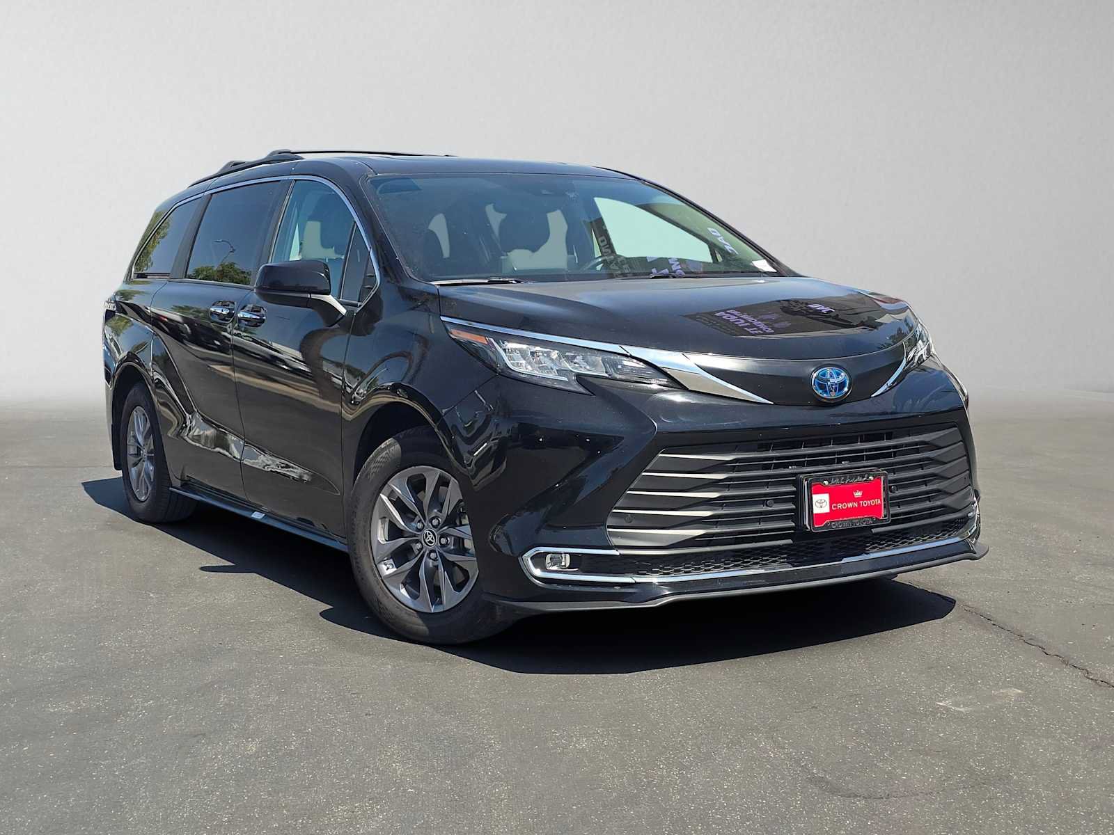 Used 2023 Toyota Sienna XLE FWD image 1