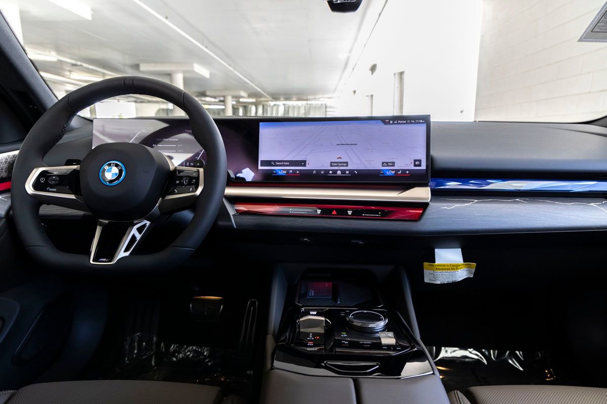 New 2026 BMW 550e xDrive w/ Premium Package AWD/4WD image 11