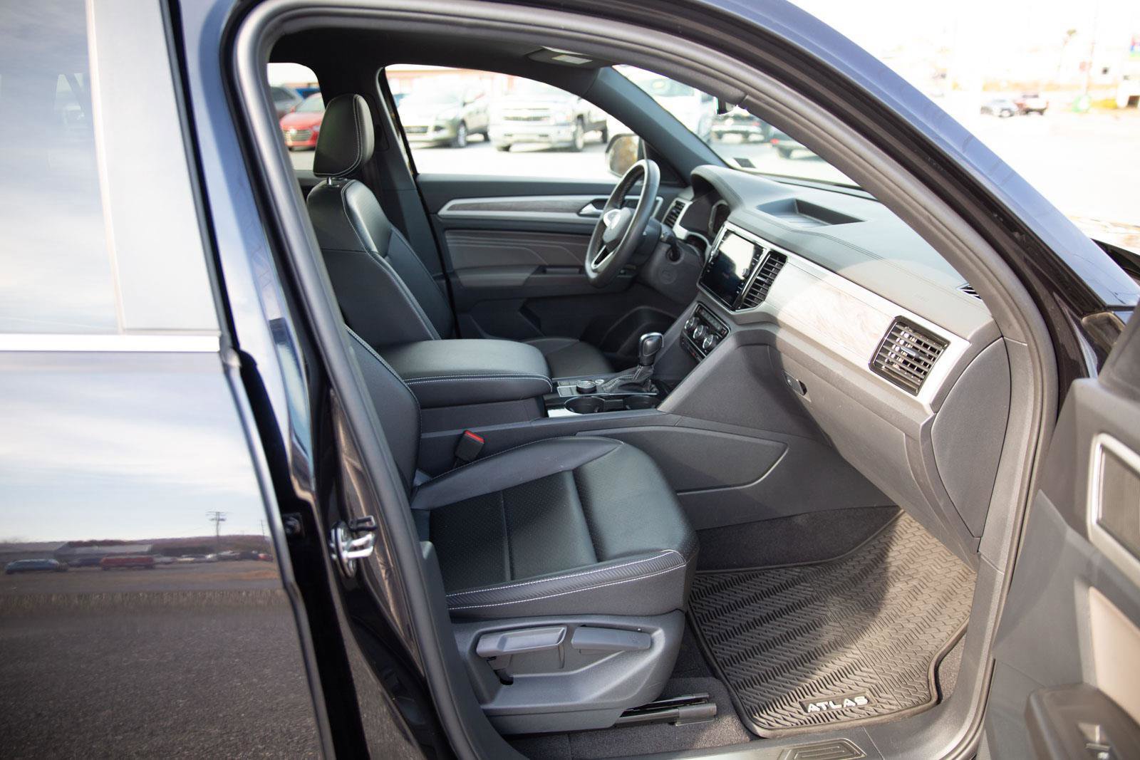 Used 2022 Volkswagen Atlas Cross Sport SE image 25