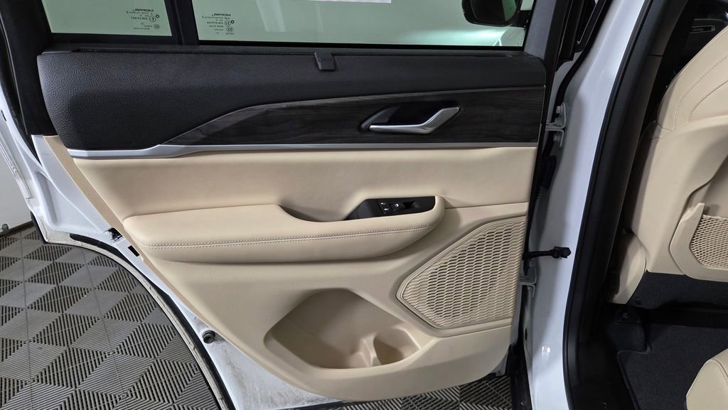 Used 2023 Jeep Grand Cherokee Limited w/ Luxury Tech Group II image 32