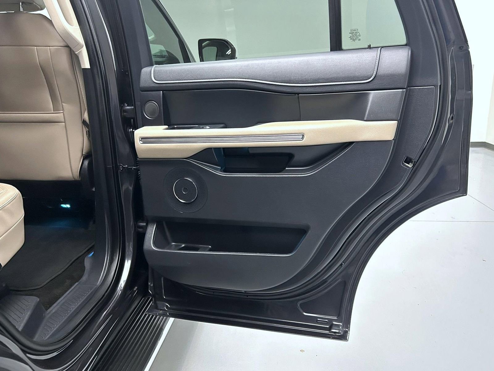 Used 2022 Ford Expedition Limited image 17