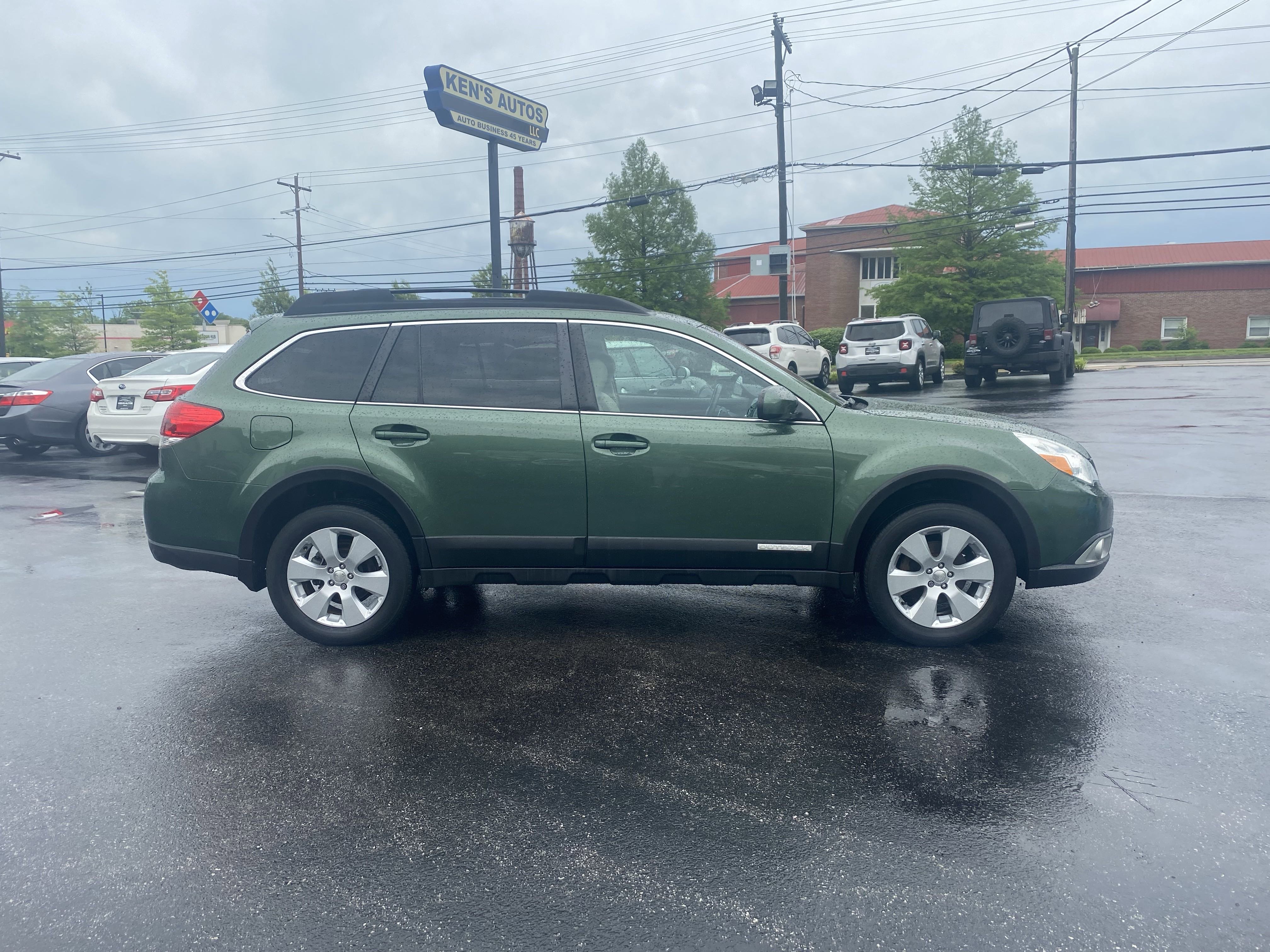 Used 2011 Subaru Outback 2.5i Premium image 4