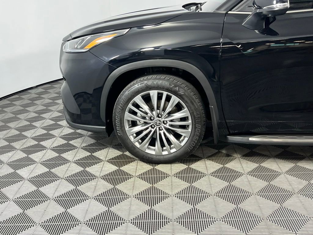Used 2024 Toyota Highlander Platinum FWD image 10