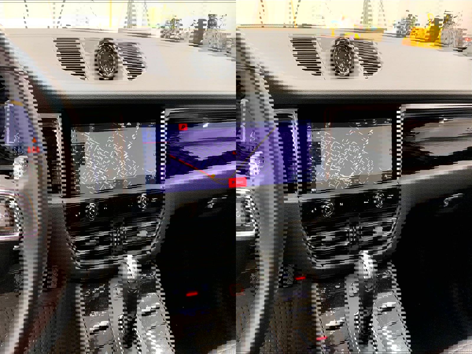 Certified 2025 Porsche Macan image 17