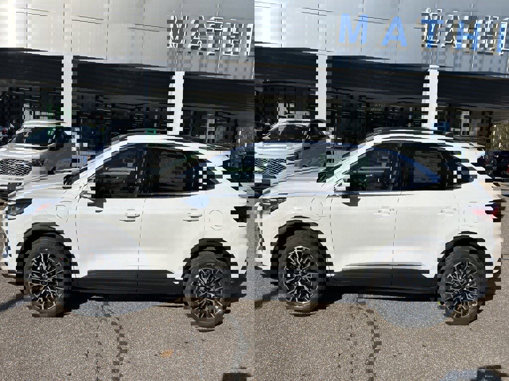 New 2025 Ford Escape SE image 2