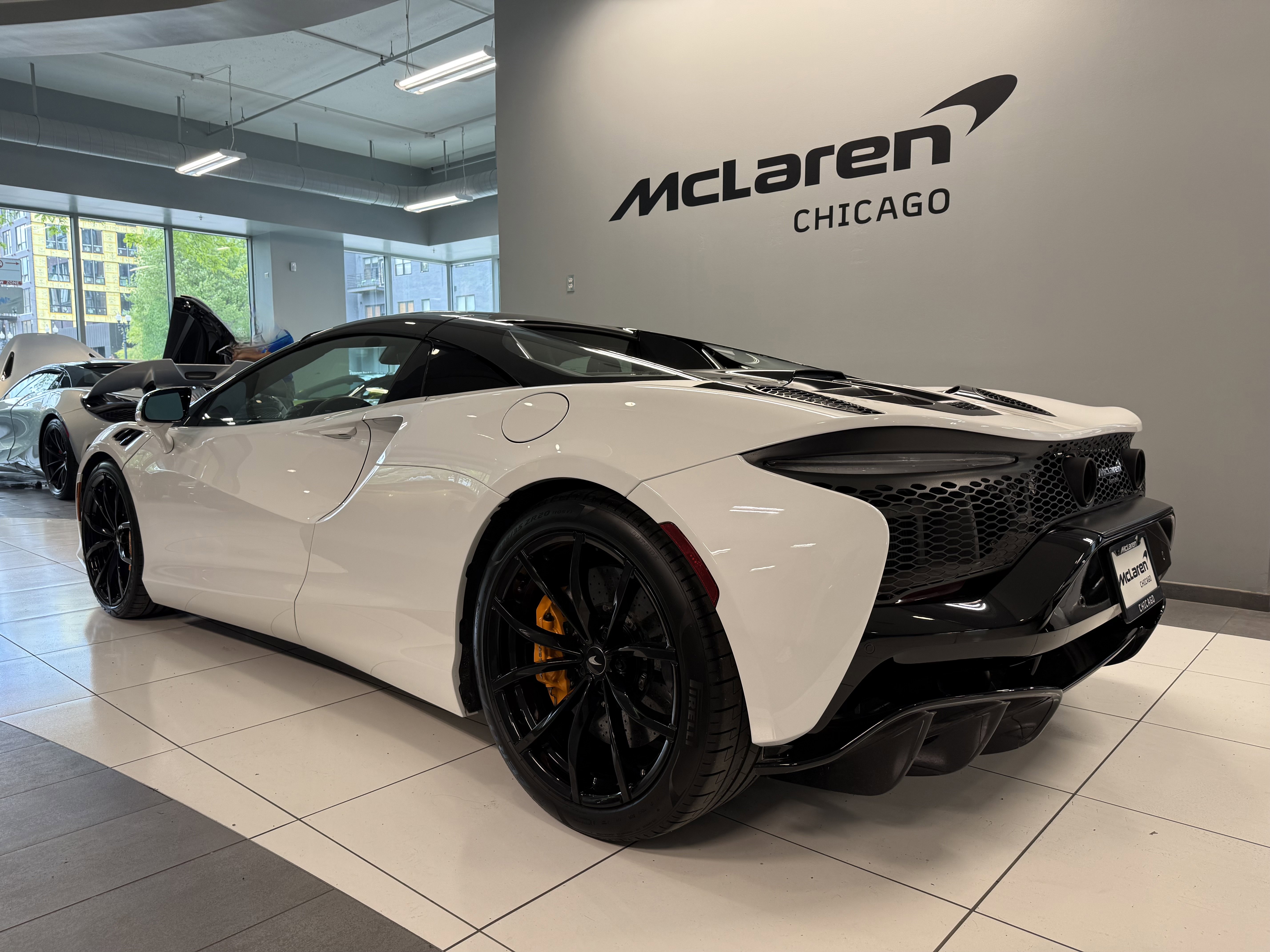 Used 2025 McLaren Artura Spider RWD image 2