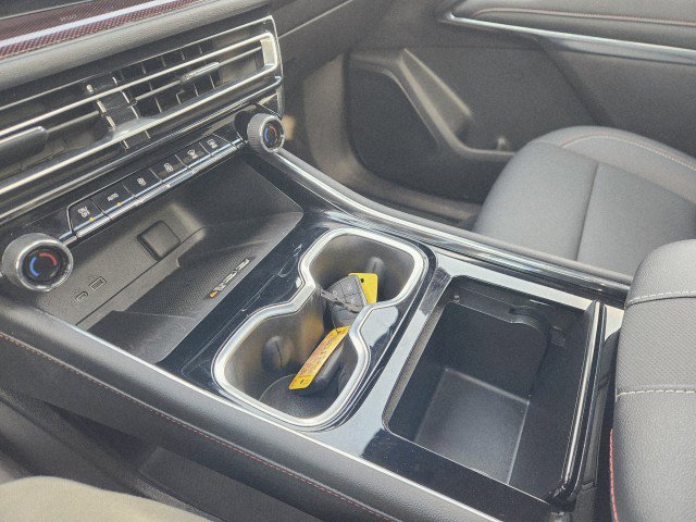 Used 2025 Chevrolet Traverse Z71 image 46