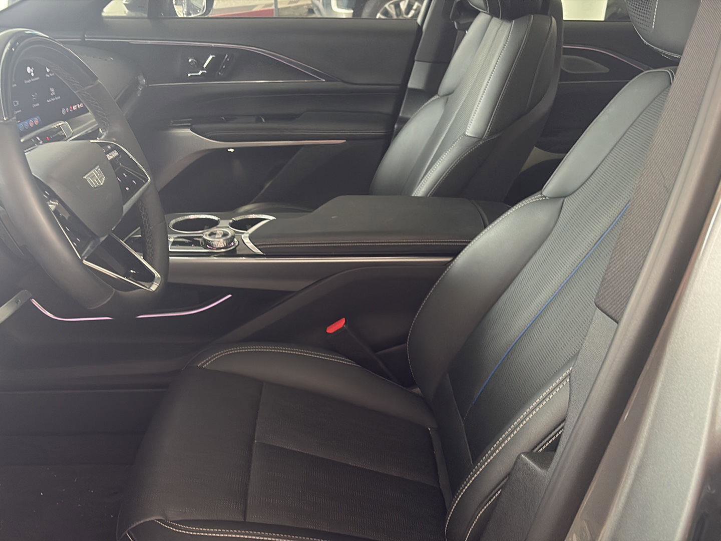 Used 2024 Cadillac Lyriq Sport image 10