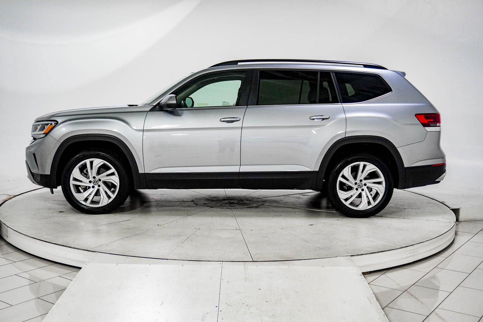 Used 2023 Volkswagen Atlas SE w/ Panoramic Sunroof Package AWD/4WD image 4