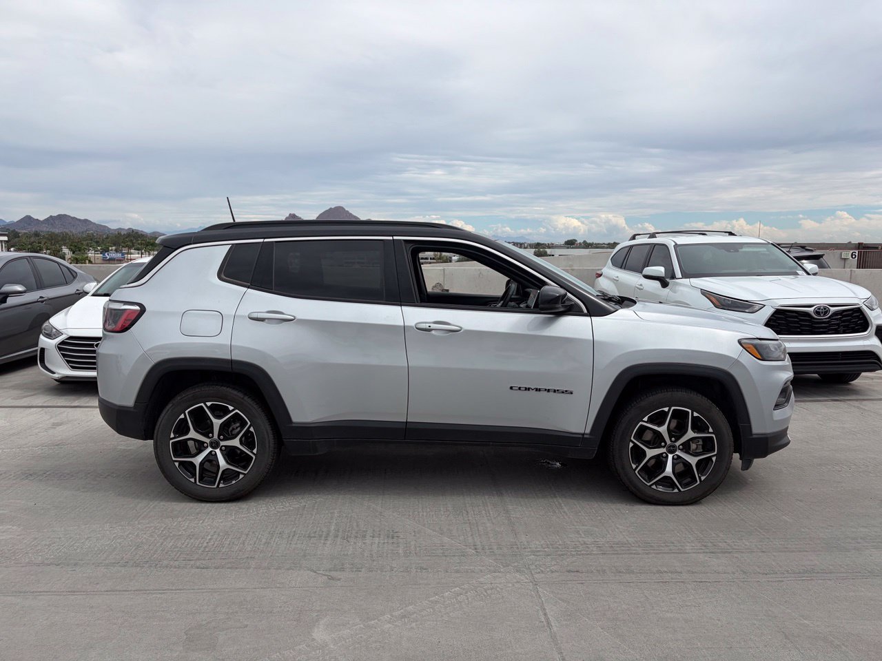 Used 2025 Jeep Compass Limited AWD/4WD image 3