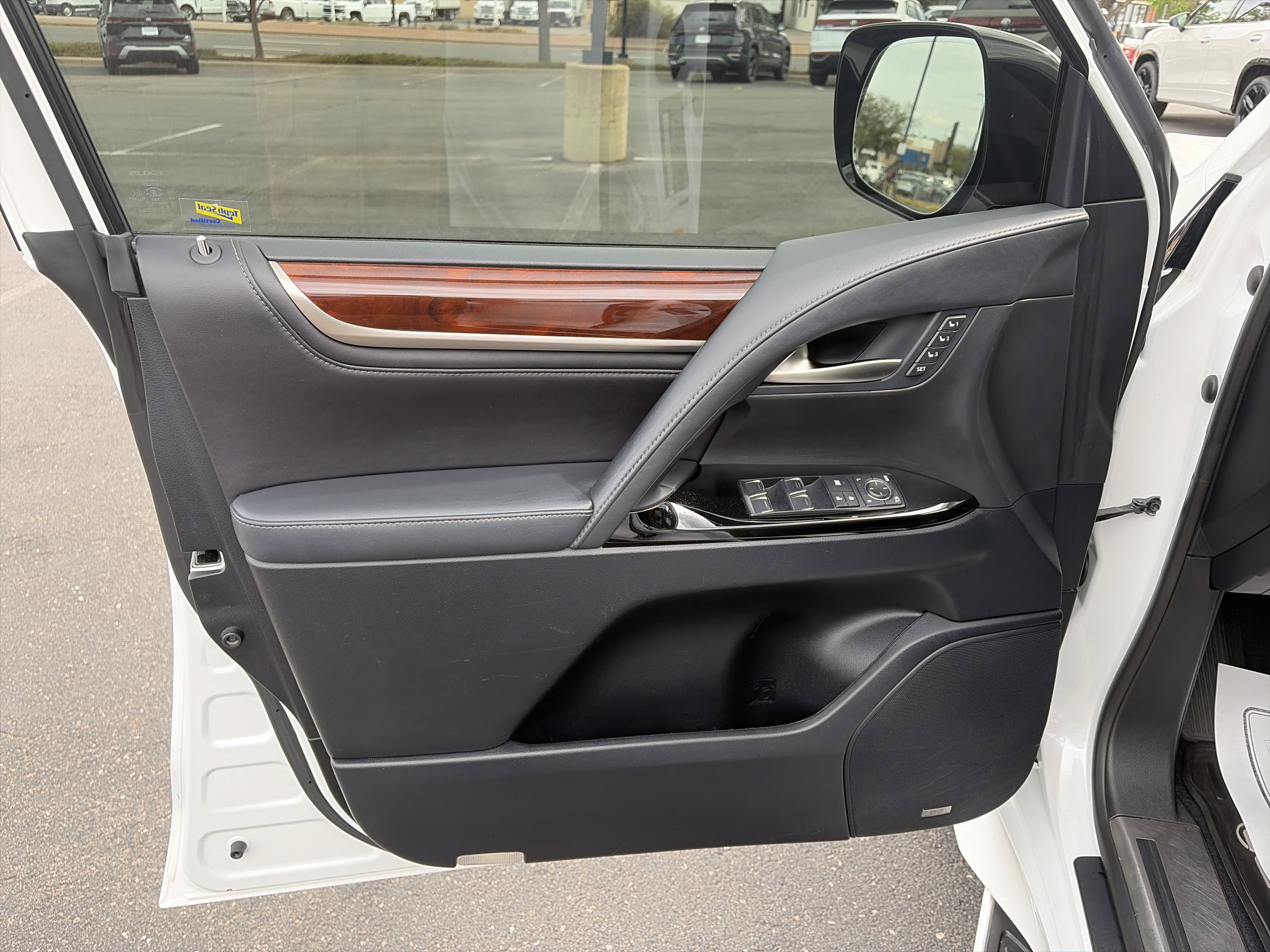Used 2016 Lexus LX 570 4WD w/ Luxury Package image 15