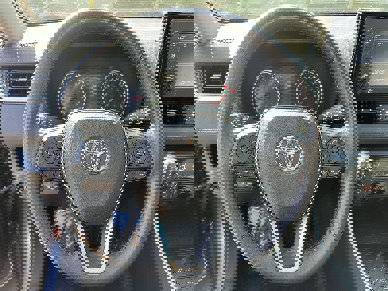 Used 2022 Toyota RAV4 XLE Premium image 16