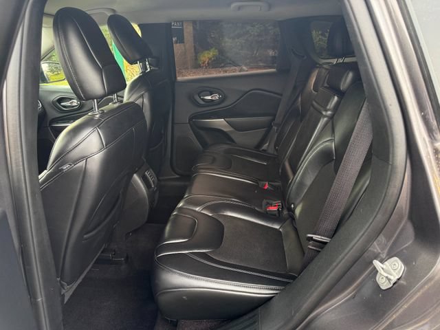 Used 2019 Jeep Cherokee Latitude Plus AWD/4WD image 6