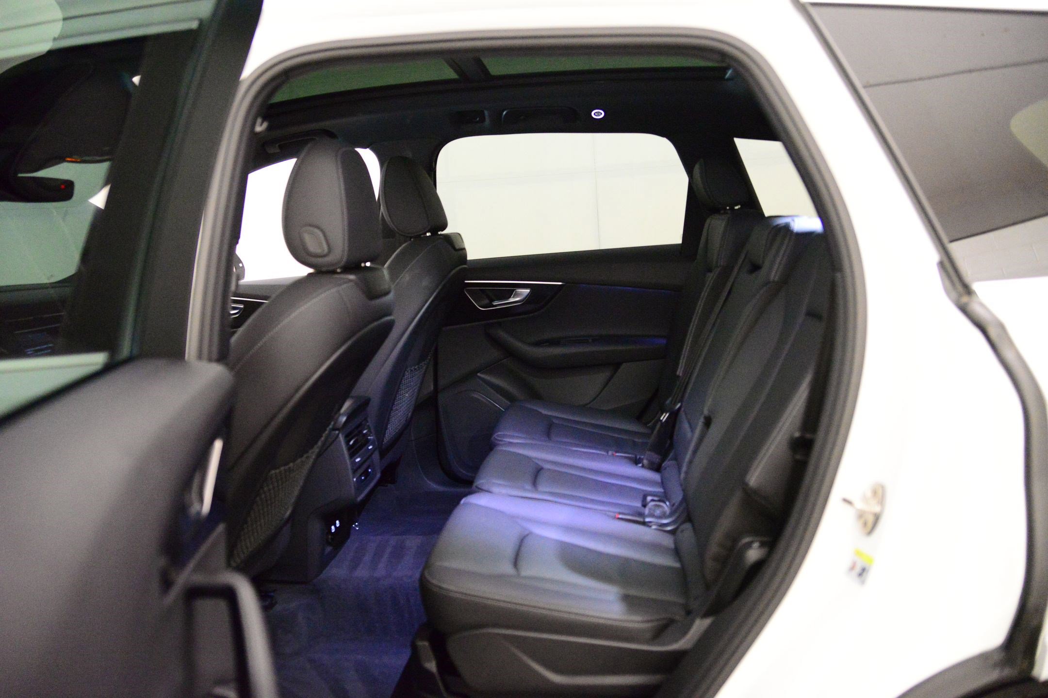 Used 2025 Audi Q7 Premium w/ Convenience Package image 11