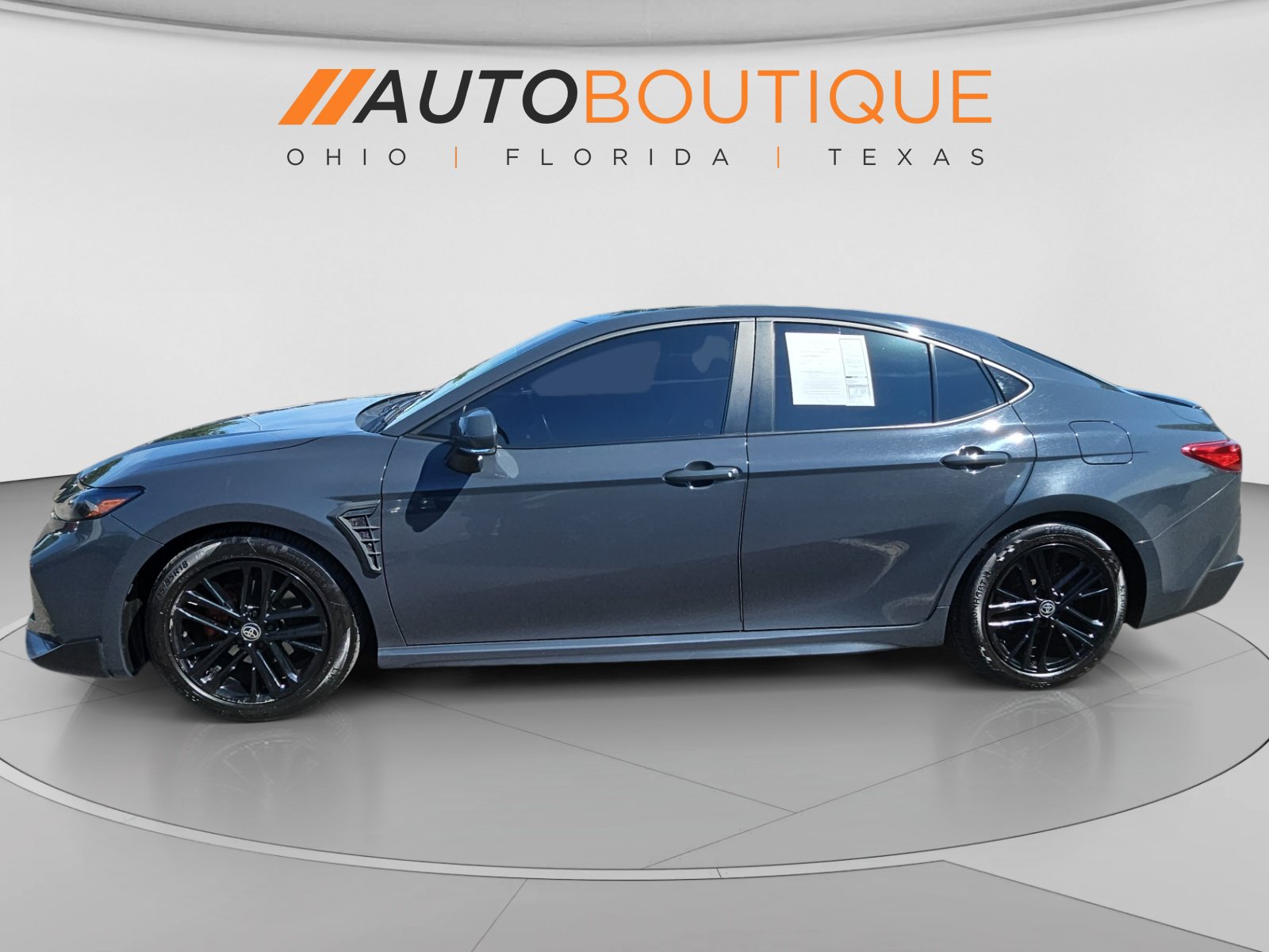 Used 2025 Toyota Camry SE FWD image 2