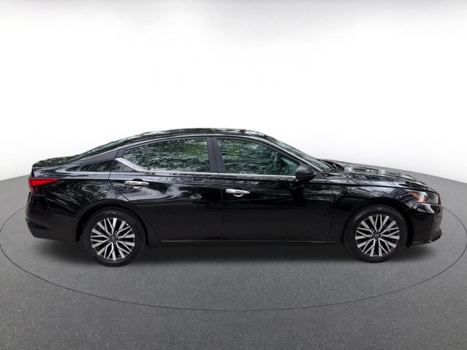 Used 2025 Nissan Altima 2.5 SV FWD image 16