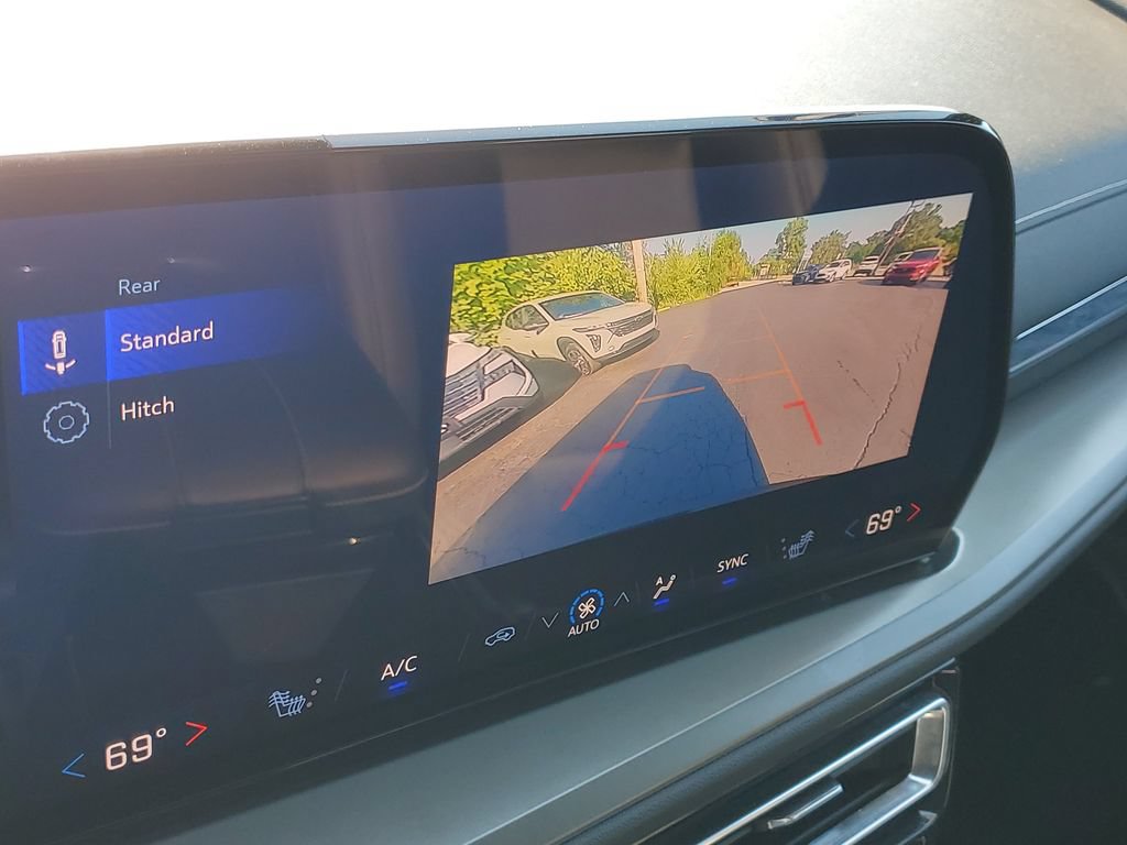 Used 2025 Chevrolet Traverse LT FWD image 20