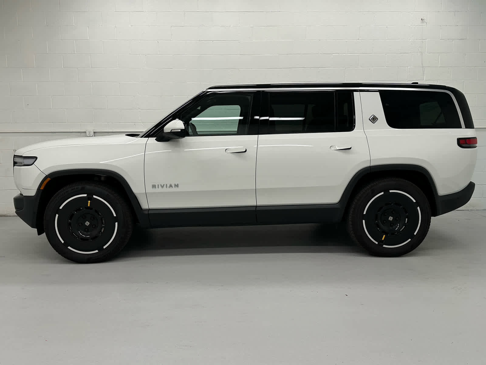 Used 2026 Rivian R1S Adventure image 3