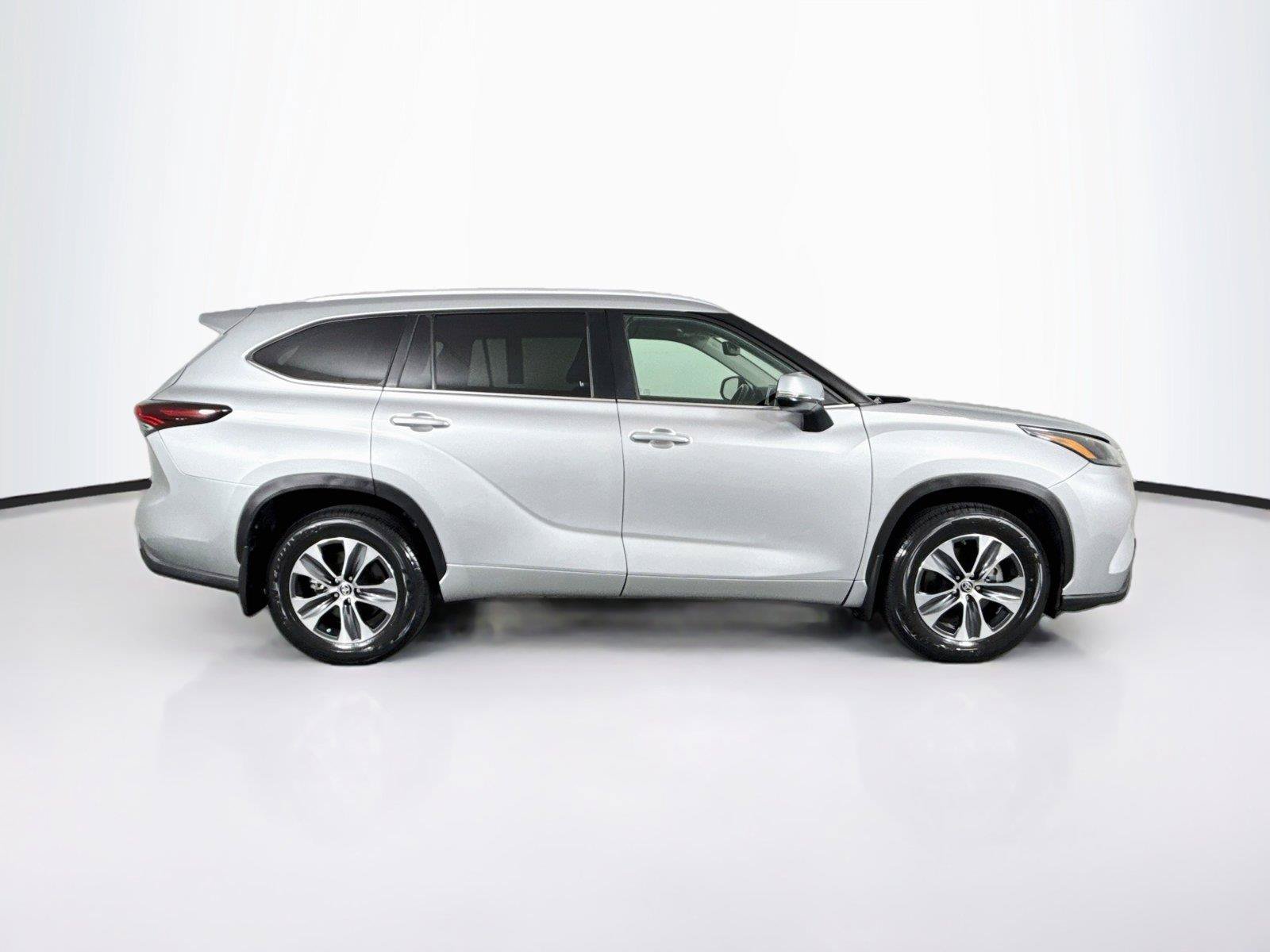 Used 2024 Toyota Highlander XLE AWD/4WD image 11