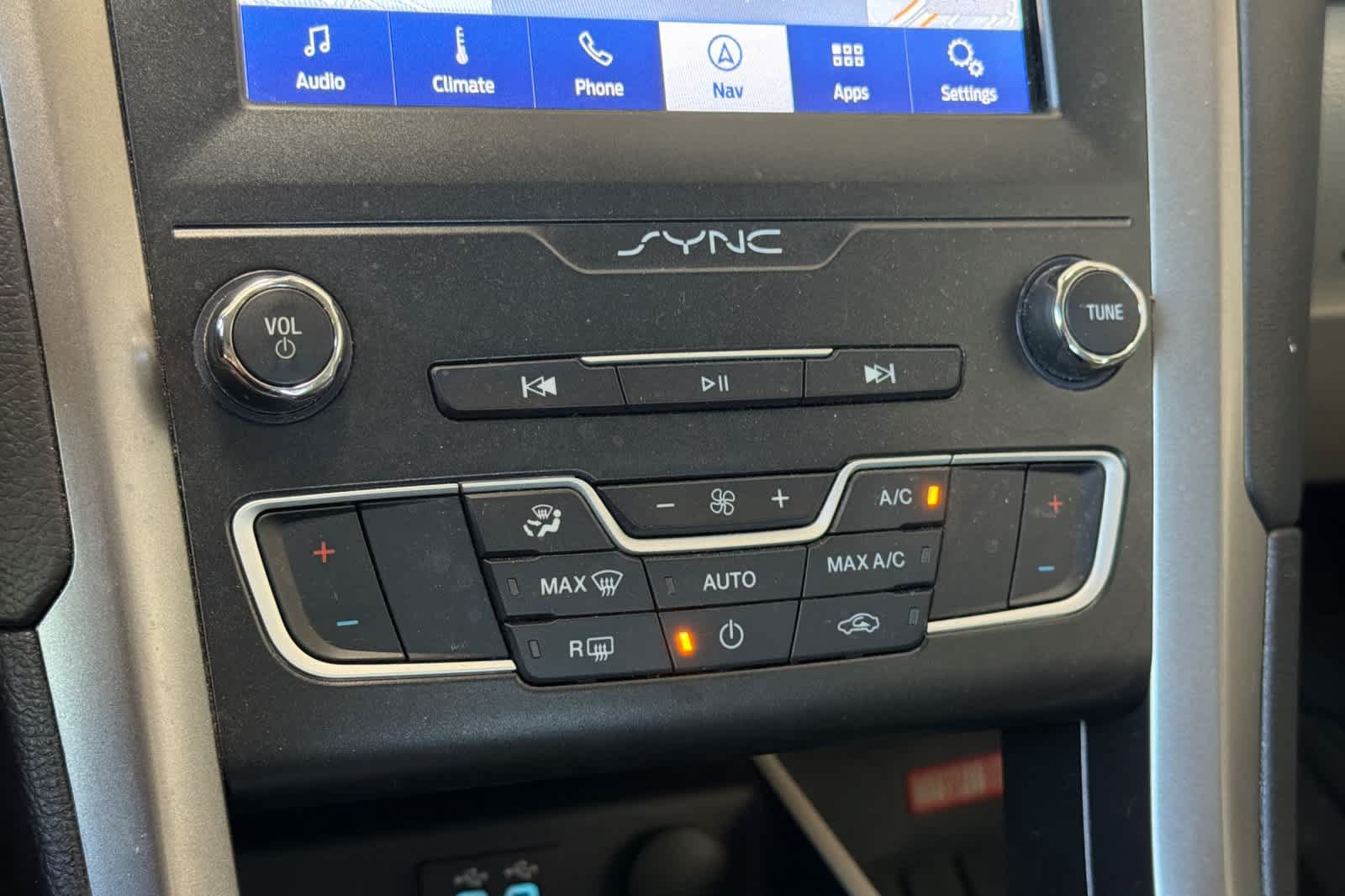 Used 2020 Ford Fusion SE FWD image 22