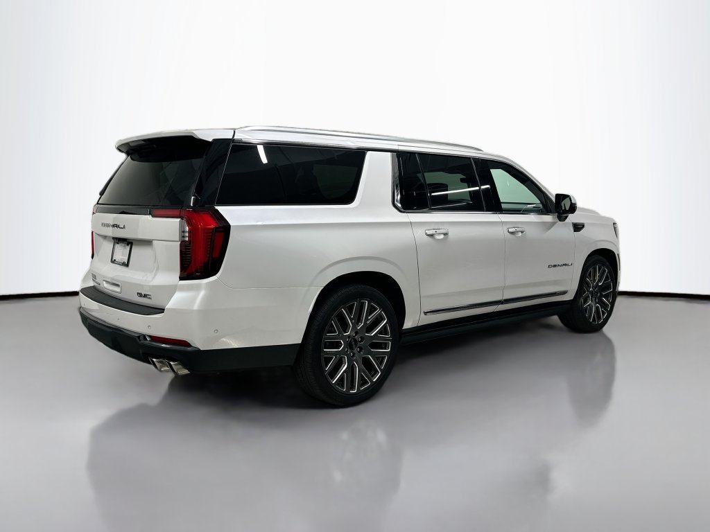 Used 2025 GMC Yukon XL Denali Ultimate AWD/4WD image 9