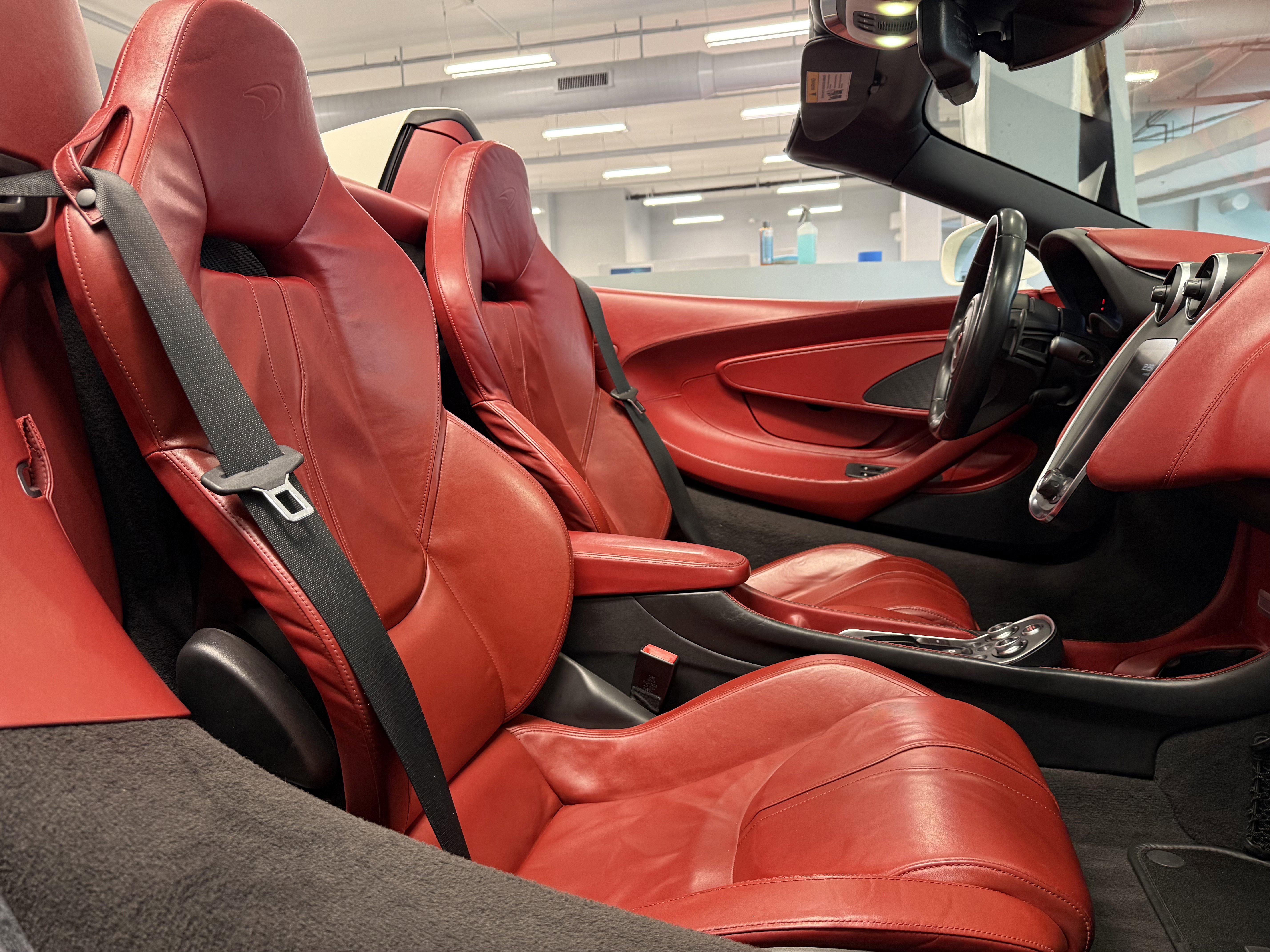 Used 2018 McLaren 570S Spider image 15