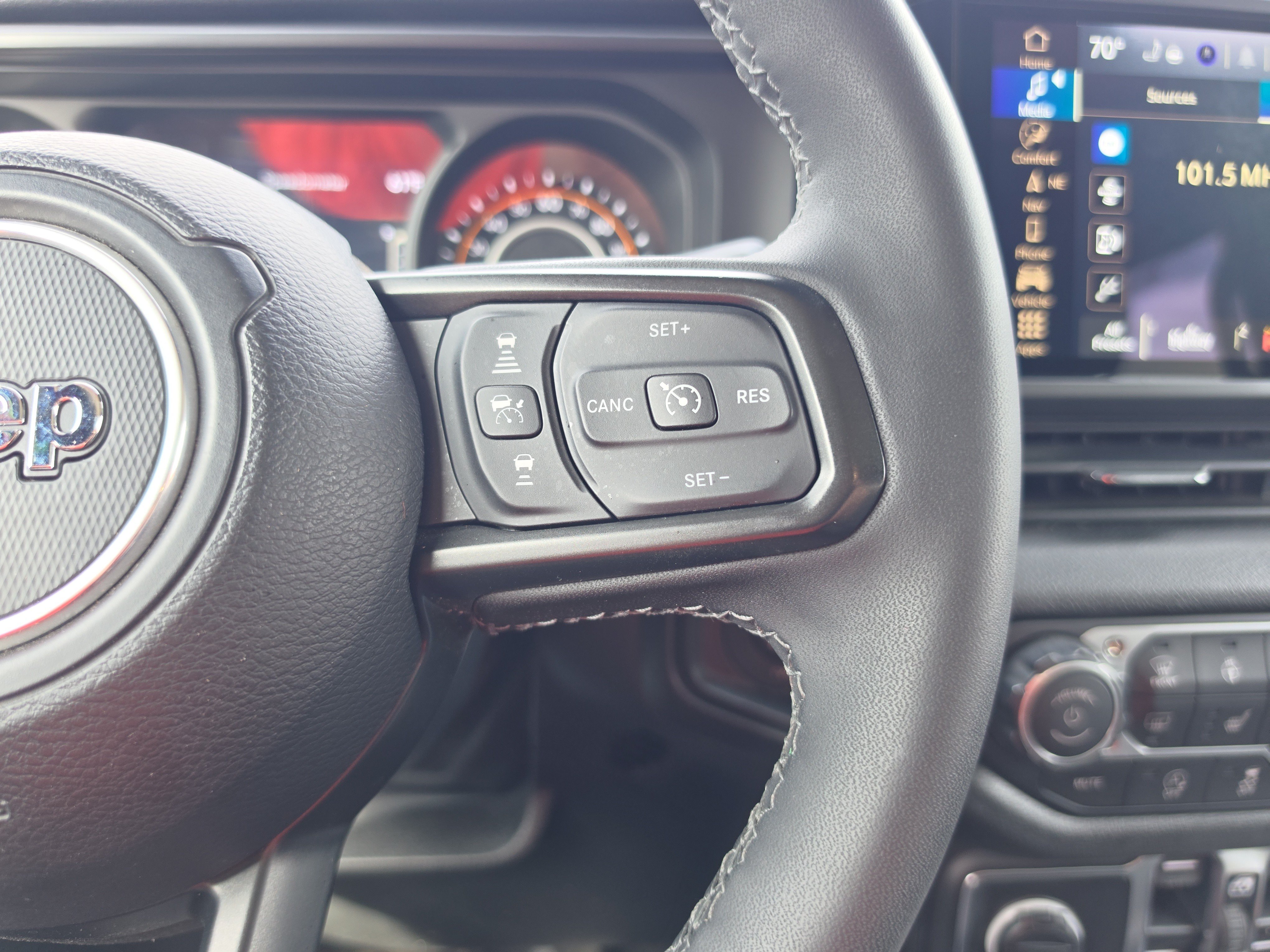 Used 2025 Jeep Gladiator Sport AWD/4WD image 23