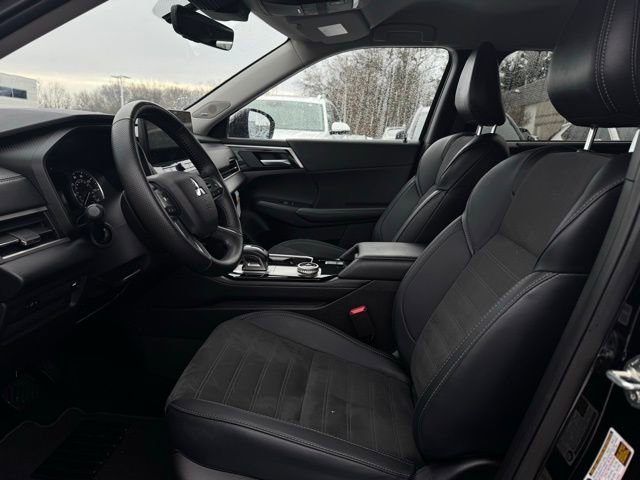 Used 2025 Mitsubishi Outlander Trail Edition image 17