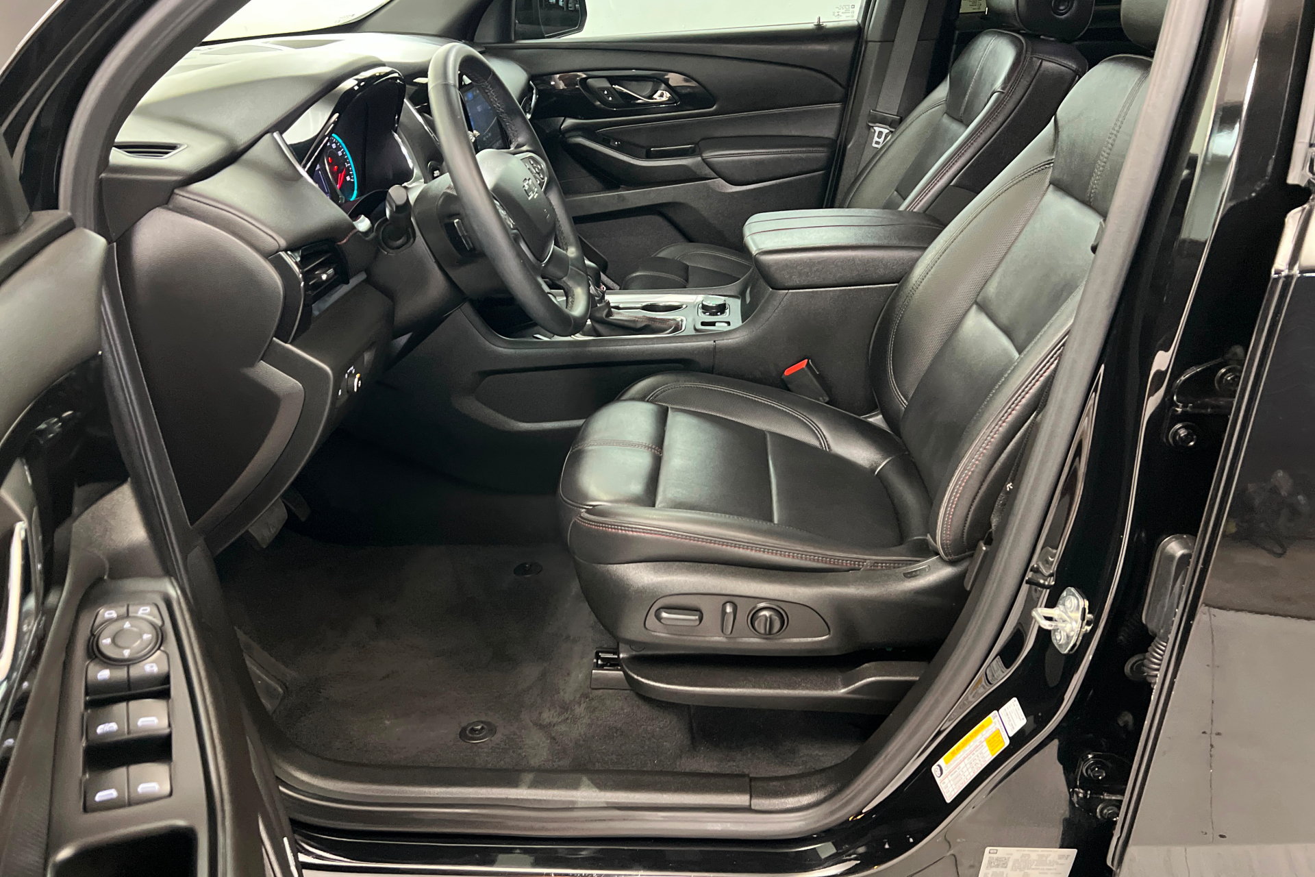 Used 2023 Chevrolet Traverse RS FWD image 19
