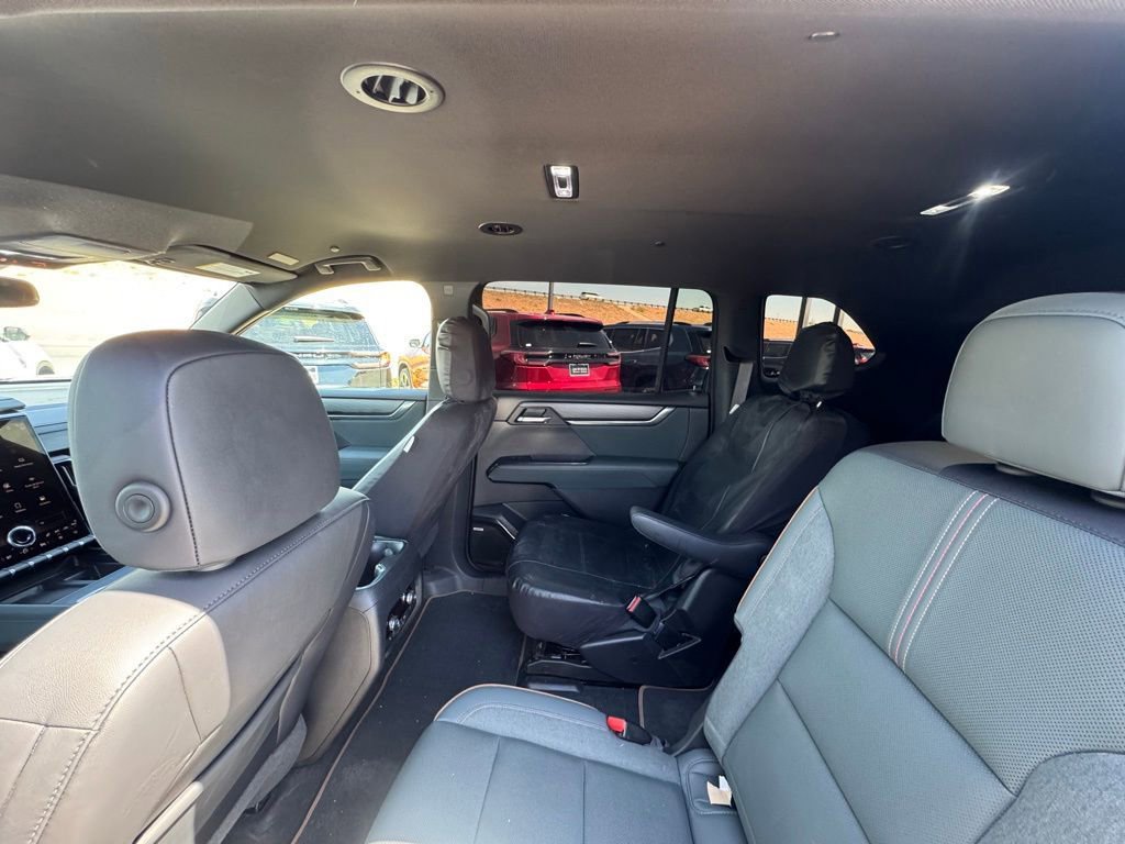 Used 2024 GMC Acadia AT4 w/ Luxury Package image 2