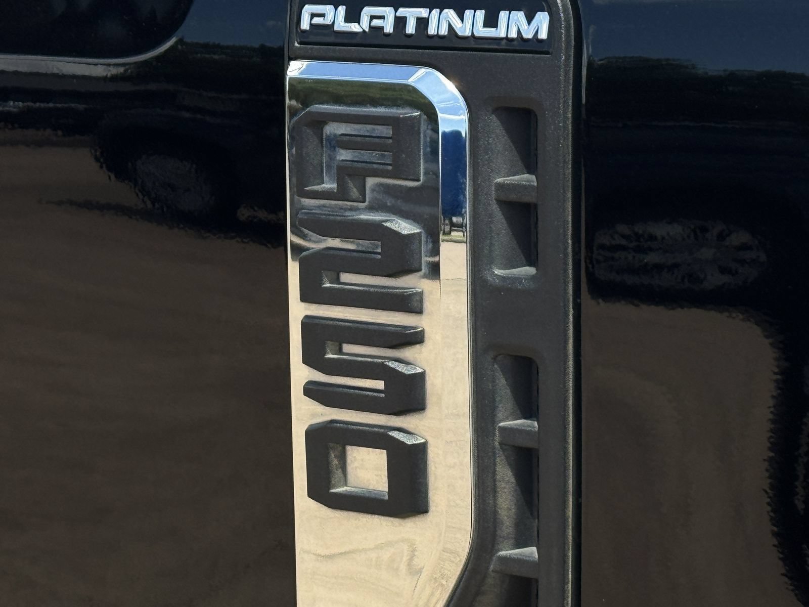 Used 2023 Ford F250 Platinum w/ FX4 Off-Road Package AWD/4WD image 11
