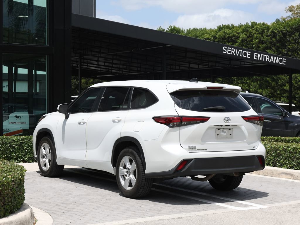 Used 2023 Toyota Highlander LE FWD image 5