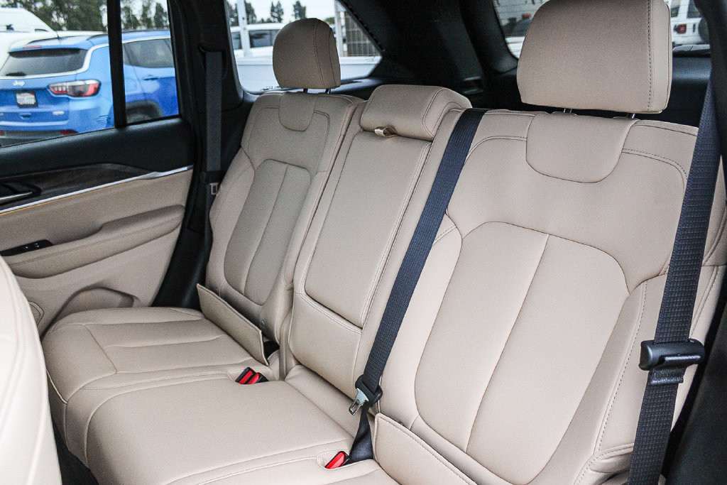 New 2027 Jeep Grand Cherokee Limited RWD image 19
