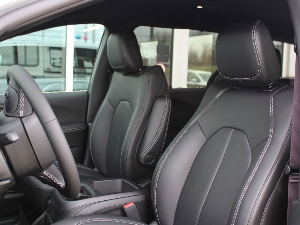 New 2026 Chrysler Pacifica Select image 11