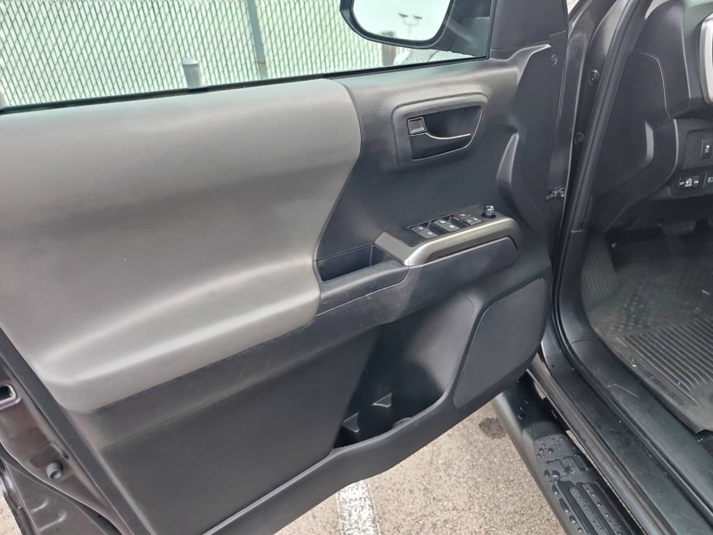 Used 2023 Toyota Tacoma SR5 AWD/4WD image 7
