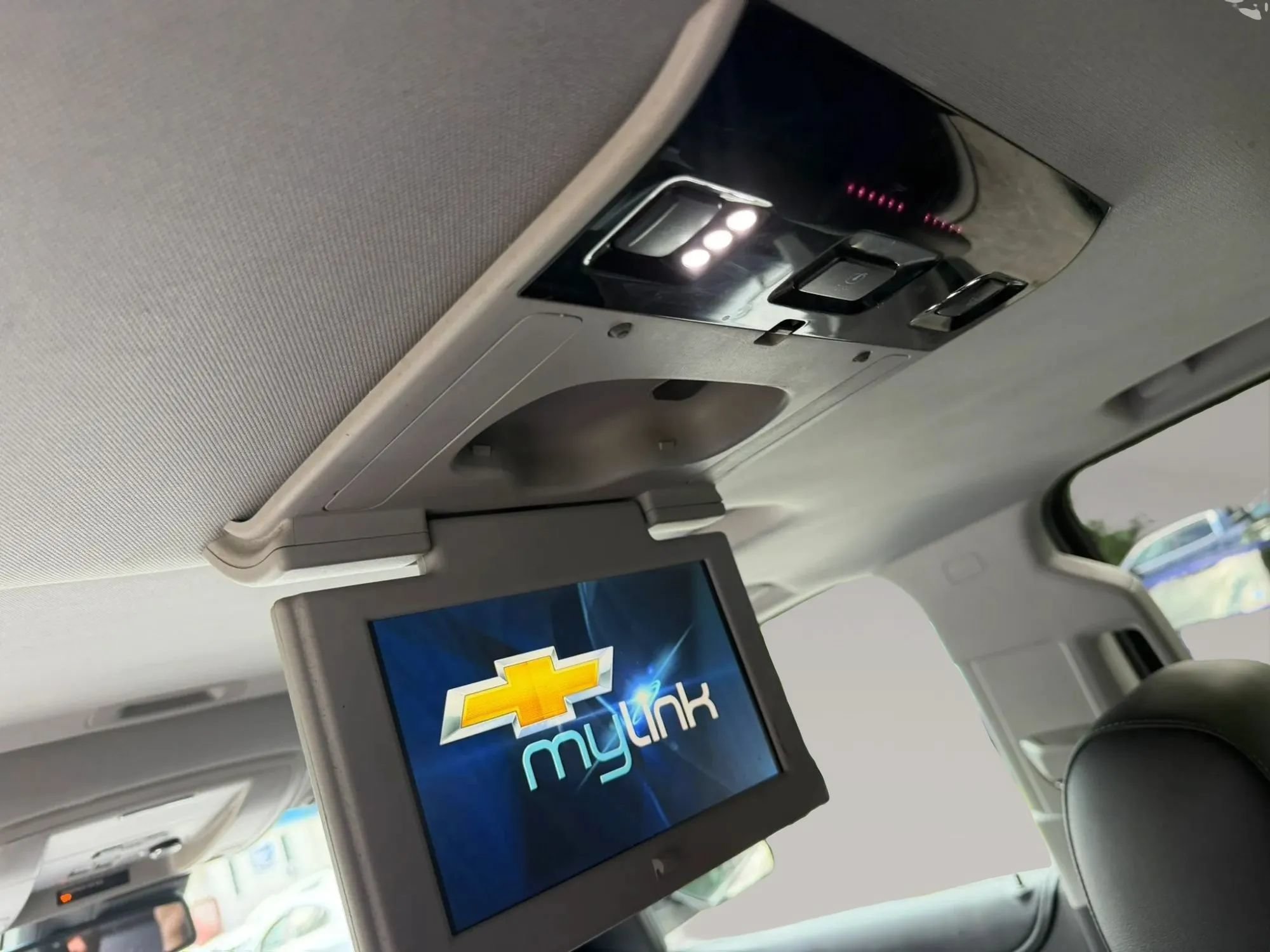 Used 2015 Chevrolet Suburban LTZ RWD image 14