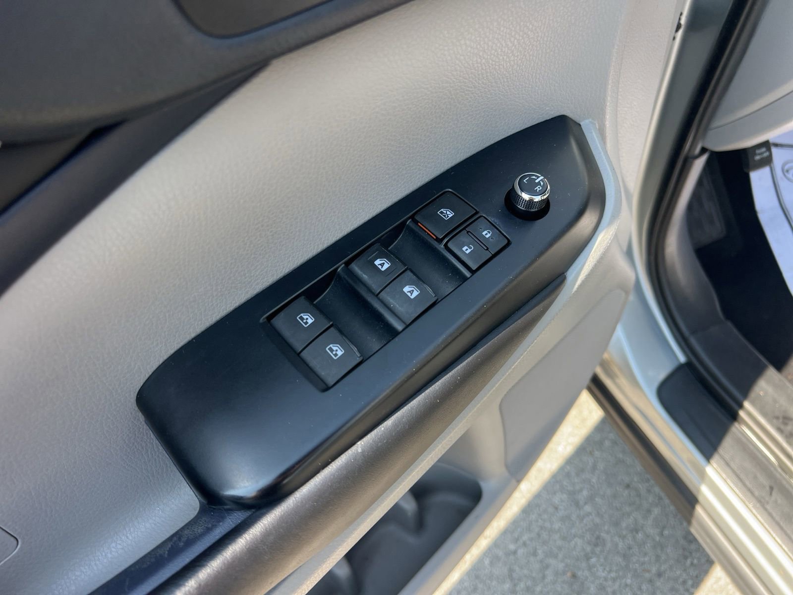 Used 2019 Toyota Highlander XLE FWD image 26