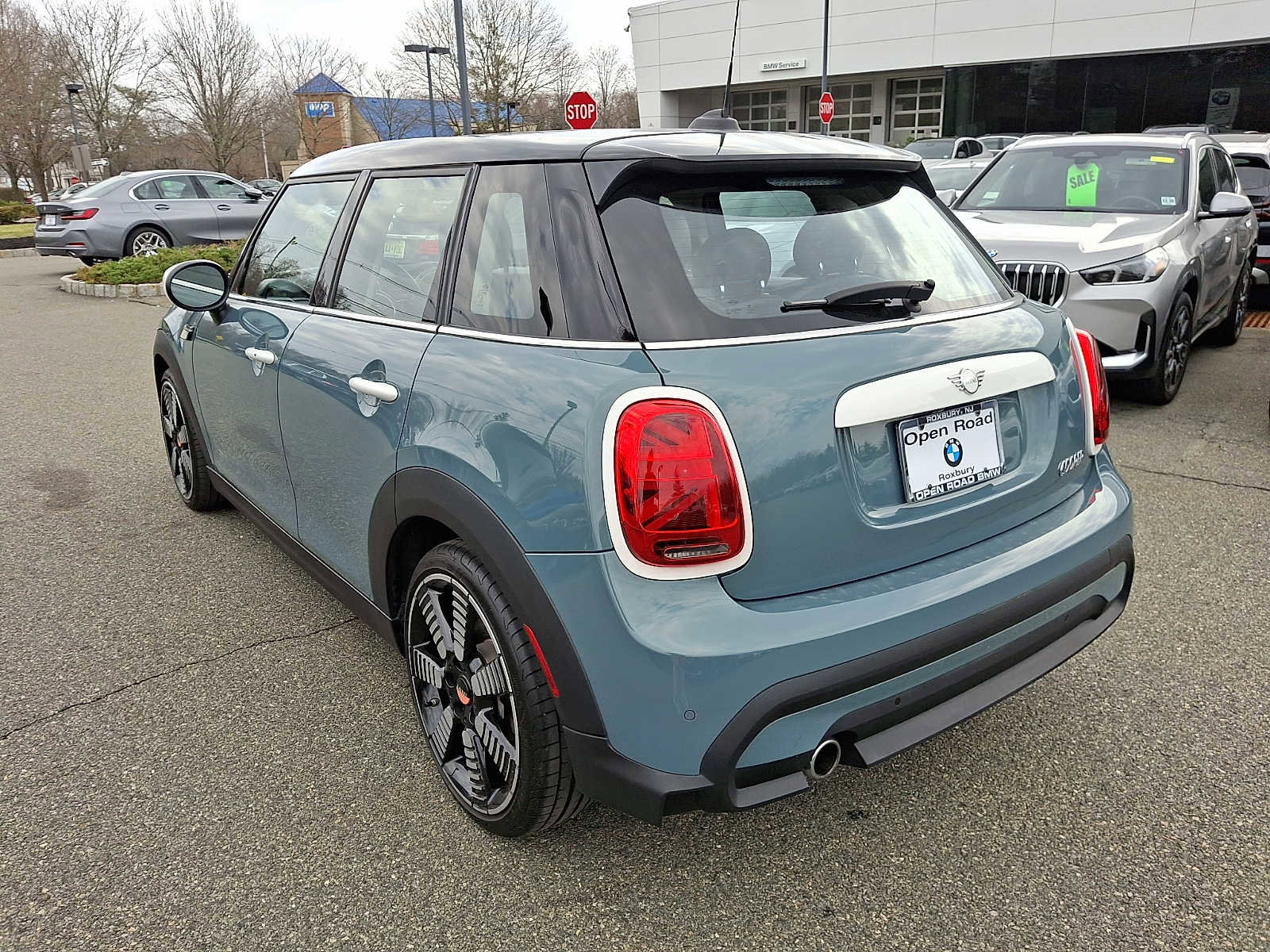 Used 2023 MINI Cooper 4-Door Hardtop w/ Multitone Edition image 5